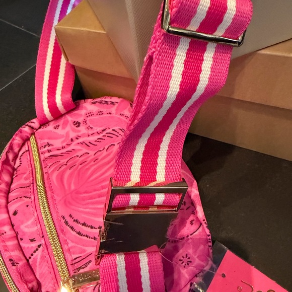 Lilly Pulitzer Vibrant Pink Floral Cross Body pack - Picture 4 of 4